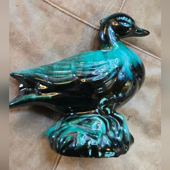 Vintage Blue Mountain Ceramic Duck Figurine in Black and Grwen Teal - Picture 1 of 5
